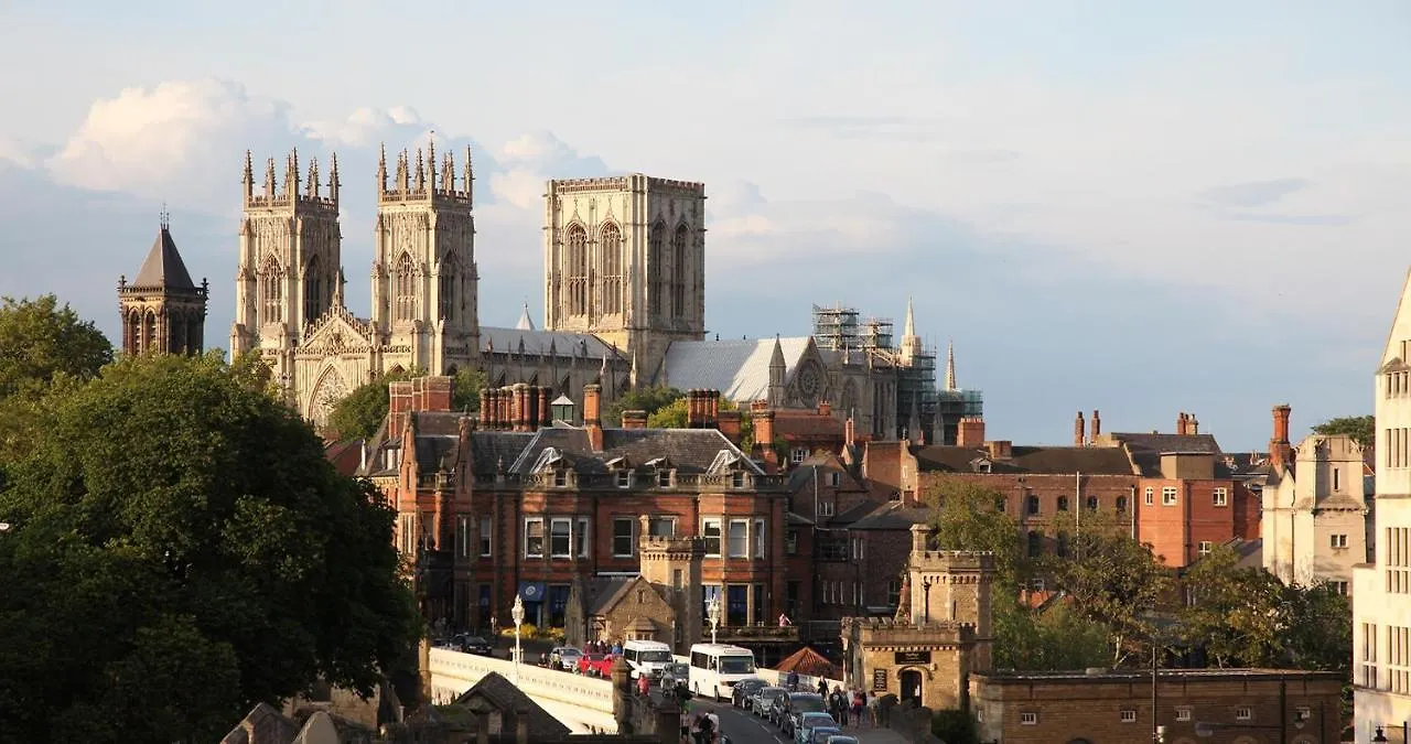 The Gillygate Gathering - City Centre - Sleeps Up To 18 York