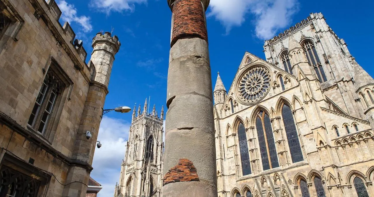 The Gillygate Gathering - City Centre - Sleeps Up To 18 York